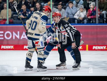 Tylor Spink (Schwenninger Wild Wings, n. 90) in Diskussion mit Linesperson Lukas Pfriem bei einem Bully. GER, EHC Red Bull Muenchen vs. Schwenninger Wild Wings, Eishockey, DEL, 20. Spieltag, Saison 2024/2025, 26.11.2024. Foto: Eibner-Pressefoto/Heike Feiner Foto Stock