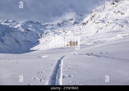 Paesaggio innevato nelle alpi della Valchiavenna nel paese di Montespluga Foto Stock