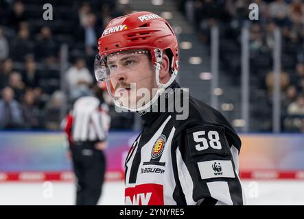 Linesperson Lukas Pfriem. GER, EHC Red Bull Muenchen vs. Schwenninger Wild Wings, Eishockey, DEL, 20. Spieltag, Saison 2024/2025, 26.11.2024. Foto: Eibner-Pressefoto/Heike Feiner Foto Stock