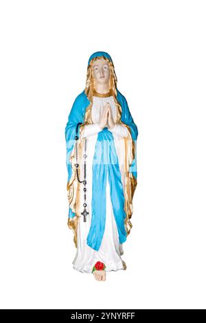 Statua della Vergine Maria isolata. Statua della madre cattolica Vergine Maria su sfondo bianco vuoto. Foto di alta qualità Foto Stock