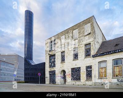 Nuovo edificio di fabbrica con camino vicino ad un vecchio edificio industriale dacayed Foto Stock