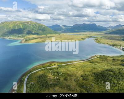 Splendida ripresa aerea di una costa dell'isola Lofoten di Andoya Foto Stock