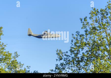 OLDENZAAL, PAESI BASSI, 6 SETTEMBRE 2023: Basso volo C-130H lockheed Martin Hercules della Royal Airforce olandese. Si tratta di un motore turboelica a quattro motori Foto Stock