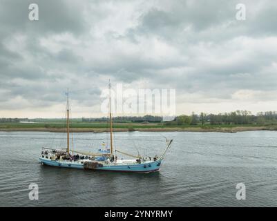 KAMPEN, PAESI BASSI, 30 MARZO 2024: Barca a vela Utopia clipper che fa una svolta sul fiume IJssel. La nave è stata costruita nel 1903 e ha una lunghezza di 42 m. Foto Stock