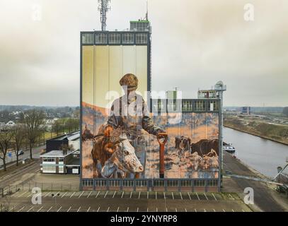 LOCHEM, PAESI BASSI, 20 GENNAIO 2024: Opere d'arte su un grande edificio come parte dell'Achterhoek Silo Art Tour, dove fienili, silos e altri agricultura Foto Stock