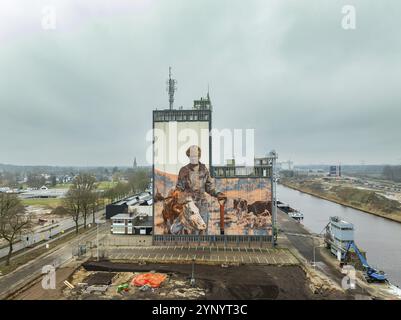 LOCHEM, PAESI BASSI, 20 GENNAIO 2024: Opere d'arte su un grande edificio come parte dell'Achterhoek Silo Art Tour, dove fienili, silos e altri agricultura Foto Stock