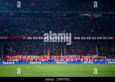 Spieltag, Spielzeit 2024/2025, tifosi/Ultras der Suedkurve mit Banner Twenty è Plenty, l'unico prezzo ragionevole cap al gegen di protesta hohe Eintrittspreise, GER, FC Bayern Muenchen (FCB) vs Paris Saint Germain (PSG), Fussball, UEFA Champions League, 5. Spieltag, Spielzeit 2024/2025, 26.11.2024 foto: Eibner-Pressefoto/Michael Memmler Foto Stock