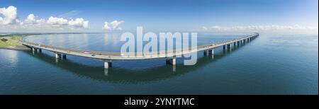 Vista panoramica aerea del Ponte della grande cintura in Danimarca. Collega le isole di Funen e Sealand attraverso la grande cintura Foto Stock