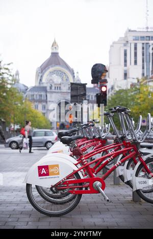 ANVERSA, BELGIO, 2 OTTOBRE 2016: Con 1000 biciclette e 80 stazioni, velo è tra i più grandi sistemi di bike sharing al mondo Foto Stock