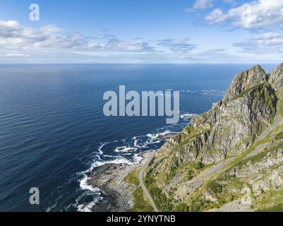 Splendida ripresa aerea di una costa dell'isola Lofoten di Andoya Foto Stock