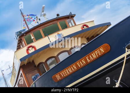 KAMPEN, PAESI BASSI, 30 MARZO 2024: Barche a vela sul fiume IJssel durante Sail Kampen, un grande evento durante il fine settimana di Pasqua Foto Stock