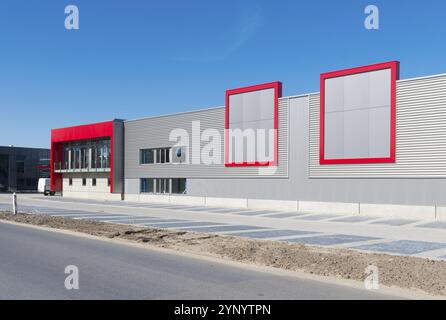 Moderno edificio di uffici rosso di nuova costruzione con magazzino Foto Stock