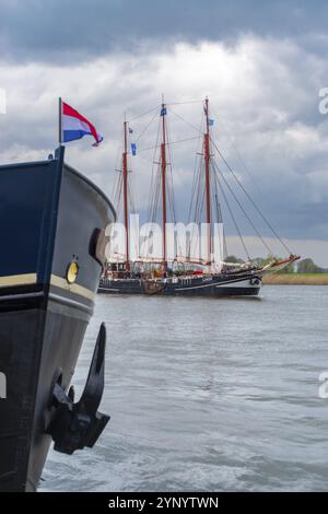 KAMPEN, PAESI BASSI, 30 MARZO 2024: Barche a vela sul fiume IJssel durante Sail Kampen, un grande evento durante il fine settimana di Pasqua Foto Stock