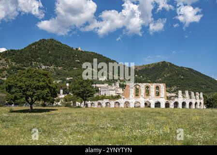 Paesaggio dell'antico teatro romano di Gubbio Foto Stock