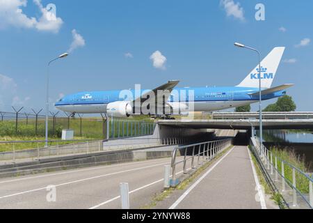 SCHIPHOL, PAESI BASSI, 4 GIUGNO 2016: Aeroplano Air France-KLM in rullaggio sulla pista dell'aeroporto schiphol di amsterdam Foto Stock