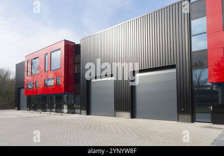 Magazzino industriale rosso di recente costruzione con uffici Foto Stock