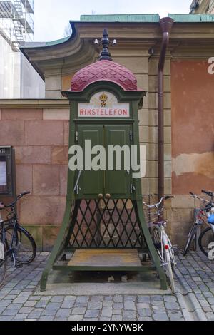 Vecchia cabina telefonica pubblica (rikstelefon) nel centro storico (gamla stan) di stoccolma Foto Stock