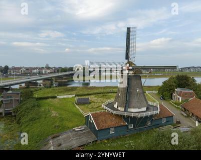 Ripresa aerea del mulino Bolwerks lungo il fiume IJssel nei paesi bassi Foto Stock