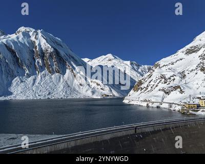 Paesaggio del Lago di Morasco in inverno Foto Stock