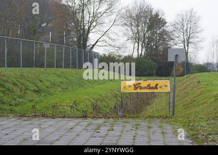 OLDENZAAL, PAESI BASSI, 6 DICEMBRE 2020: Parcheggio per biciclette vuoto in un parco sportivo con scudo di birra Grolsch. Dal 2016 Grolsch in di proprietà di Japa Foto Stock