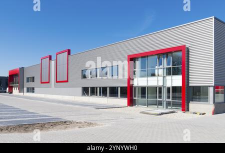 Moderno edificio di uffici rosso di nuova costruzione con magazzino Foto Stock