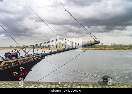 KAMPEN, PAESI BASSI, 30 MARZO 2024: Barche a vela sul fiume IJssel durante Sail Kampen, un grande evento durante il fine settimana di Pasqua Foto Stock
