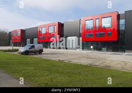 Magazzino industriale rosso di recente costruzione con uffici Foto Stock