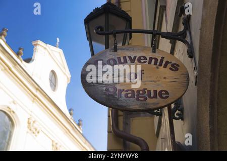 PRAGA, 29 DICEMBRE 2016: Insegna del negozio di souvenir in legno nel centro storico della città Foto Stock