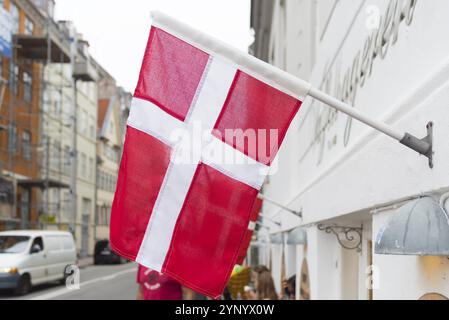 Bandiera danese per le strade di copenaghen, la capitale danese Foto Stock