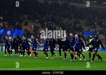 Milano, Italia. 26 novembre 2024. I giocatori del FC Internazionale celebrano la vittoria al termine della partita di calcio di fase della UEFA Champions League 2024/25 tra FC Internazionale e RB Leipzig. Crediti: Nicolò campo/Alamy Live News Foto Stock