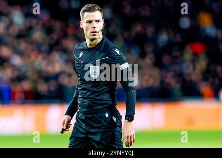 Eindhoven, Paesi Bassi. 27 novembre 2024. EINDHOVEN, 27-11-2024, Philips Stadium, UEFA Champions League stagione 2024/25, partita tra PSV e Sjachtar Donetsk, arbitro Urs Schnyder credito: Pro Shots/Alamy Live News Foto Stock