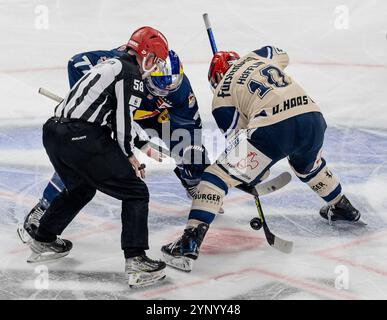 Monaco, Germania. 26 novembre 2024. Linesperson Lukas Pfriem fuehrt ein bully/Faceoff aus zwischen Adam Brooks (EHC Red Bull Muenchen, n. 77) e Mirko Hoefflin (Schwenninger Wild Wings, n. 10). GER, EHC Red Bull Muenchen vs. Schwenninger Wild Wings, Eishockey, DEL, 20. Spieltag, Saison 2024/2025, 26.11.2024. Foto: Eibner-Pressefoto/Heike Feiner credito: dpa/Alamy Live News Foto Stock