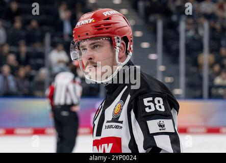 Monaco, Germania. 26 novembre 2024. Linesperson Lukas Pfriem. GER, EHC Red Bull Muenchen vs. Schwenninger Wild Wings, Eishockey, DEL, 20. Spieltag, Saison 2024/2025, 26.11.2024. Foto: Eibner-Pressefoto/Heike Feiner credito: dpa/Alamy Live News Foto Stock