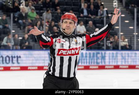 Monaco, Germania. 26 novembre 2024. Hauptschiedsrichter Christopher Schadewaldt. GER, EHC Red Bull Muenchen vs. Schwenninger Wild Wings, Eishockey, DEL, 20. Spieltag, Saison 2024/2025, 26.11.2024. Foto: Eibner-Pressefoto/Heike Feiner credito: dpa/Alamy Live News Foto Stock