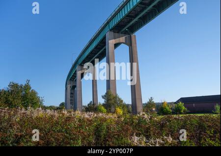 Vista dal basso dell'International Bridge Border Crossing tra il Canada e gli Stati Uniti con un cielo azzurro Foto Stock