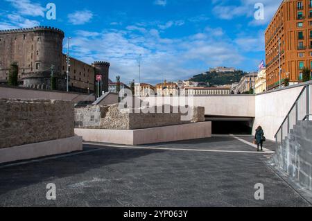 Ingresso alla stazione Municipio della metropolitana di Napoli dal lato del porto Foto Stock