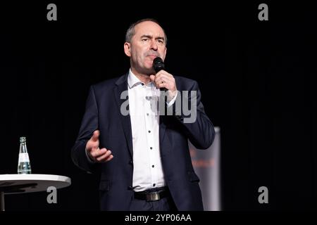 Monaco, Germania. 27 novembre 2024. Wirtschaftsminister Hubert Aiwanger ( Freie Wähler - FW ) bei der Kürung besten energie Start-up a Bayern, AM 27.11.2024 a der Tonhalle, München. -- il ministro dell'economia Hubert Aiwanger ( Freie Waehler - FW ) alla cerimonia di premiazione per le migliori Start-up energetiche in Baviera il 27.11.2024 a Tonhalle, Monaco, Germania. (Foto di Alexander Pohl/Sipa USA) credito: SIPA USA/Alamy Live News Foto Stock