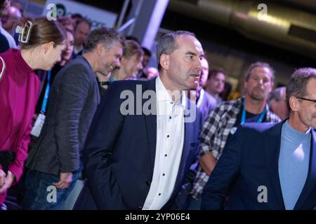 Monaco, Germania. 27 novembre 2024. Wirtschaftsminister Hubert Aiwanger ( Freie Wähler - FW ) bei der Kürung besten energie Start-up a Bayern, AM 27.11.2024 a der Tonhalle, München. -- il ministro dell'economia Hubert Aiwanger ( Freie Waehler - FW ) alla cerimonia di premiazione per le migliori Start-up energetiche in Baviera il 27.11.2024 a Tonhalle, Monaco, Germania. (Foto di Alexander Pohl/Sipa USA) credito: SIPA USA/Alamy Live News Foto Stock