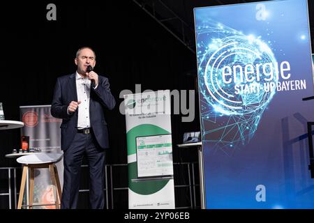Monaco, Germania. 27 novembre 2024. Wirtschaftsminister Hubert Aiwanger ( Freie Wähler - FW ) bei der Kürung besten energie Start-up a Bayern, AM 27.11.2024 a der Tonhalle, München. -- il ministro dell'economia Hubert Aiwanger ( Freie Waehler - FW ) alla cerimonia di premiazione per le migliori Start-up energetiche in Baviera il 27.11.2024 a Tonhalle, Monaco, Germania. (Foto di Alexander Pohl/Sipa USA) credito: SIPA USA/Alamy Live News Foto Stock