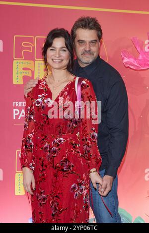 Kati Bork und Raphael Vogt - Premiere der Young Show Frida & Frida im Friedrichstadtpalast Berlin AM 27.11.2024. Anteprima Frida & Frida Young Show *** Kati Bork e Raphael Vogt prima del Young Show Frida Frida al Friedrichstadtpalast Berlin il 27 11 2024 prima Frida Young Show Foto Stock