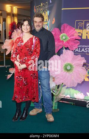 Kati Bork und Raphael Vogt - Premiere der Young Show Frida & Frida im Friedrichstadtpalast Berlin AM 27.11.2024. Anteprima Frida & Frida Young Show *** Kati Bork e Raphael Vogt prima del Young Show Frida Frida al Friedrichstadtpalast Berlin il 27 11 2024 prima Frida Young Show Foto Stock