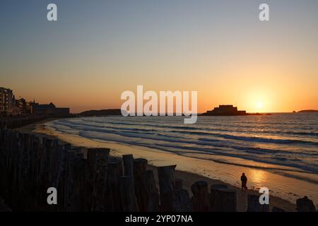 Cielo colorato al tramonto in estate sull'Oceano Atlantico nella baia di Saint Malo, Bretagna, Francia. Foto Stock