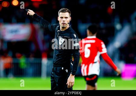 Eindhoven, Paesi Bassi. 27 novembre 2024. EINDHOVEN, 27-11-2024, Philips Stadium, UEFA Champions League stagione 2024/25, partita tra PSV e Sjachtar Donetsk, arbitro Urs Schnyder credito: Pro Shots/Alamy Live News Foto Stock