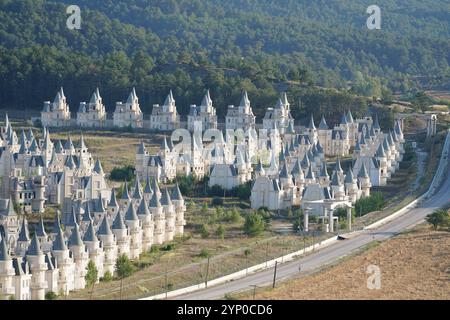 BOLU, TURKIYE - 18 LUGLIO 2024: Burj al Babas ha abbandonato le ville nella città di Mudurnu Foto Stock