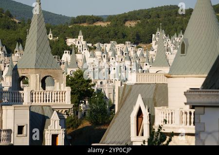 BOLU, TURKIYE - 18 LUGLIO 2024: Burj al Babas ha abbandonato le ville nella città di Mudurnu Foto Stock