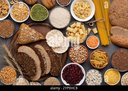 Selezione di prodotti senza glutine su sfondo di legno Foto Stock