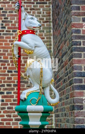 MOLESEY, REGNO UNITO - 9 OTTOBRE 2014: Statua del levriero bianco di Richmond come parte del King's Beasts all'Hampton Court Palace, a Richmond Upo Foto Stock