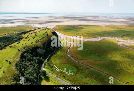 A sud, sopra l'affioramento calcareo di Humphrey Head e le sponde fangose di Morecombe Sands Morecambe Bay. Vicino a Cartmel, Cumbria, Inghilterra. Antenna Foto Stock