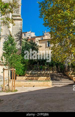 Piazza Dominique Bagouet accanto all'Eglise Saint-Roch de Montpellier a Montpellier, Francia Foto Stock