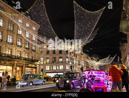 Londra, Regno Unito. 27 novembre 2024. Le luci natalizie di Regent Street mostrano "Spirit of Christmas" e sono dotate di oltre 300.000 luci LED a basso consumo, tra cui 16 "Spirits" su larga scala con campate alari di 17 metri. Crediti: Imageplotter/Alamy Live News Foto Stock